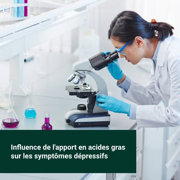 Une scientifique étudie au microscope l'impact des acides gras sur les symptômes dépressifs.