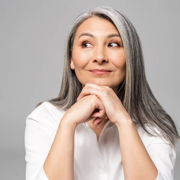 Une dame asiatique se demande quels sont les meilleurs compléments alimentaires pour cheveux.