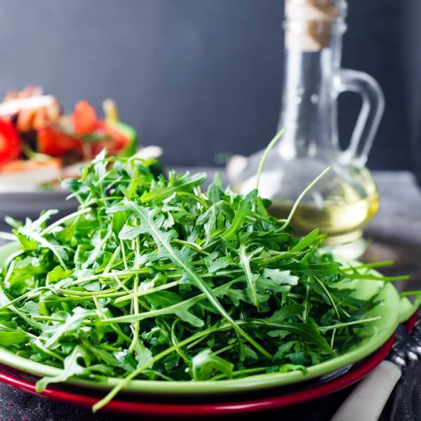 Une assiette de roquette.