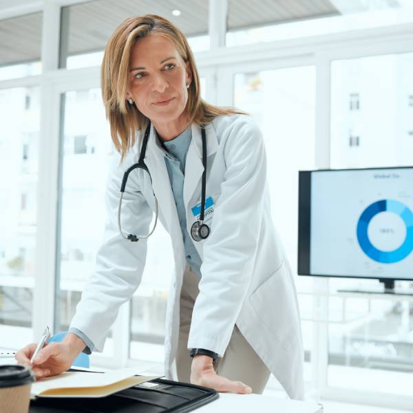 Une femme médecin présente les statistiques de guérison du cancer du pancréas.