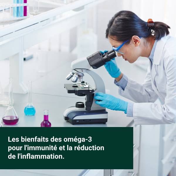 Une scientifique étudie au microscope les bienfaits des oméga-3 sur l'inflammation et l'immunité.