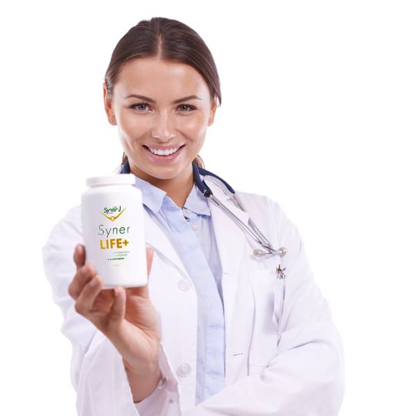 Une femme médecin doctoresse présente le SynerLIFE+ comme le meilleur probiotique le plus efficace pour l'intestin.
