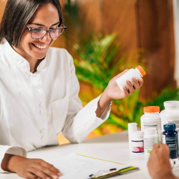 Une femme médecin prescrit des probiotiques à son patient.