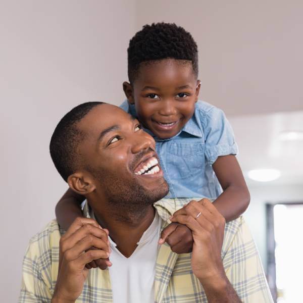 Un papa et son petit garçon jouent ensemble.