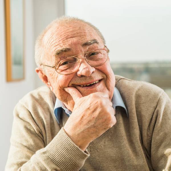 Un homme senior se demande comment obtenir des cellules souches.