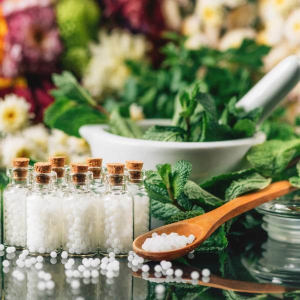 Des flacons de granules d'homéopathie.