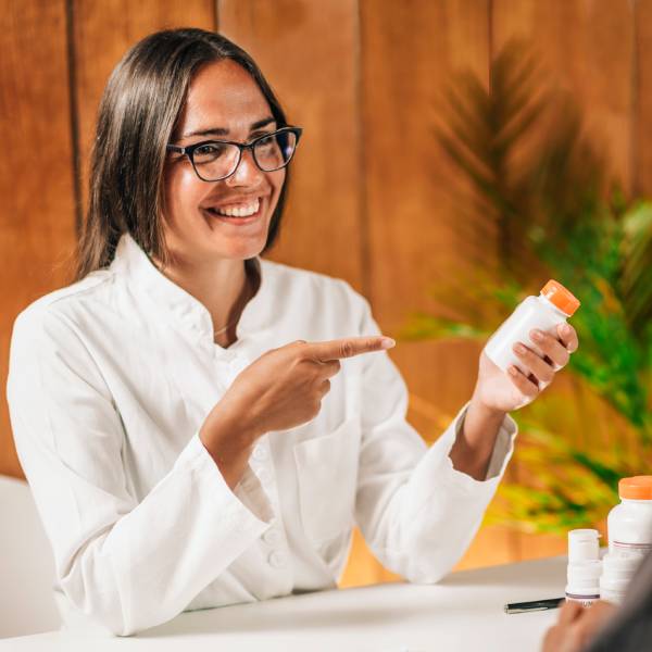 Une femme médecin homéopathe préconise un médicament contre le stress et l'anxiété.