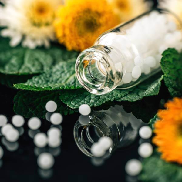 Un flacon de granules homéopathiques.