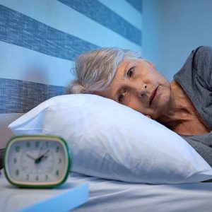 Une dame victime d'insomnie dans son lit.