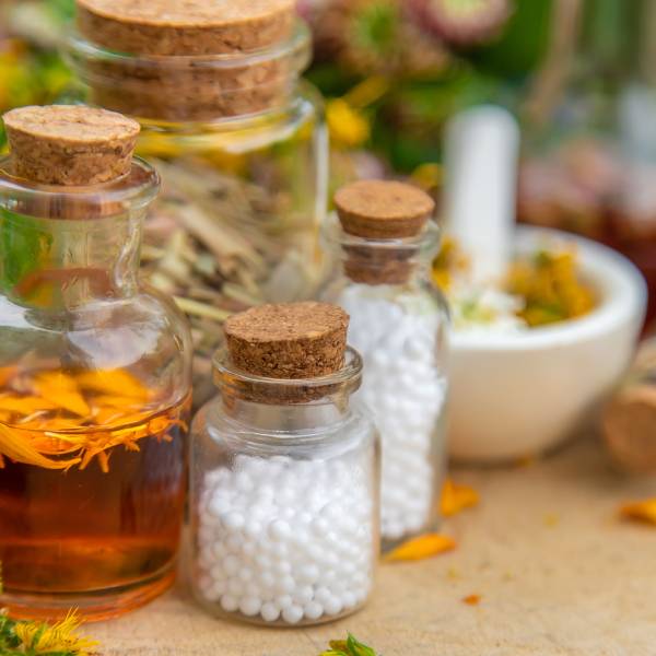 Des fioles de granulés d'homéopathie pour le sommeil et l'insomnie.