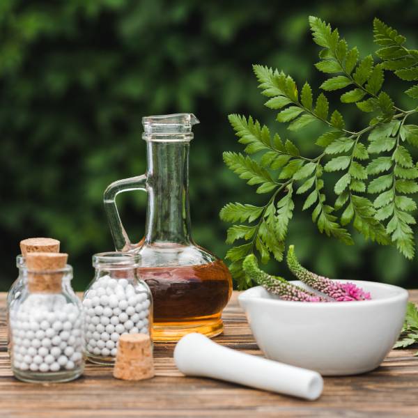Fioles de médicaments d'homéopathie contre le stress et l'anxiété.