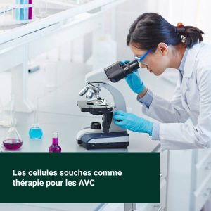 Une scientifique étudie au microscope les cellules souches pour traiter les AVC ischémiques.