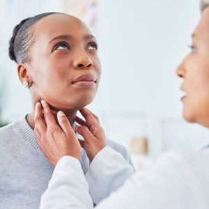 Femme touchée par Hashimoto en consultation avec son docteur.