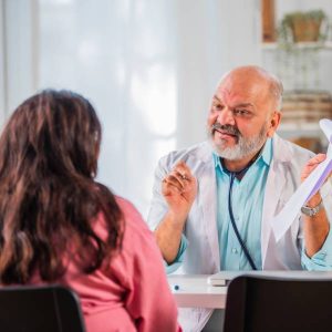 Un docteur explique à sa patiente que faire en cas de taux de lipase élevée.