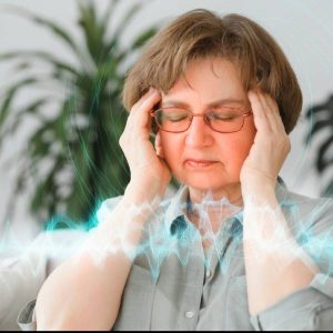 Une dame électrosensible essaie de se décharger des ondes électromagnétiques.